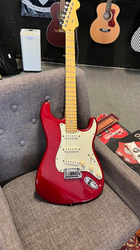 Second Hand Fender 2000 Deluxe Strat Crimson Red Transparent MN in Hard Case Serial # Z0052993